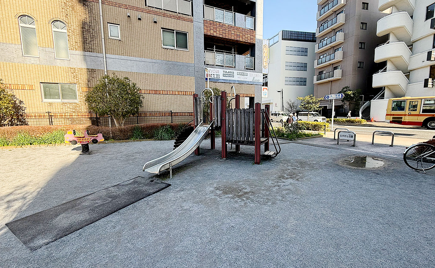 鶴川駅前みちのべ公園