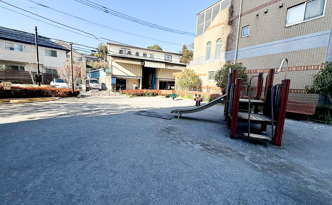 鶴川駅前みちのべ公園