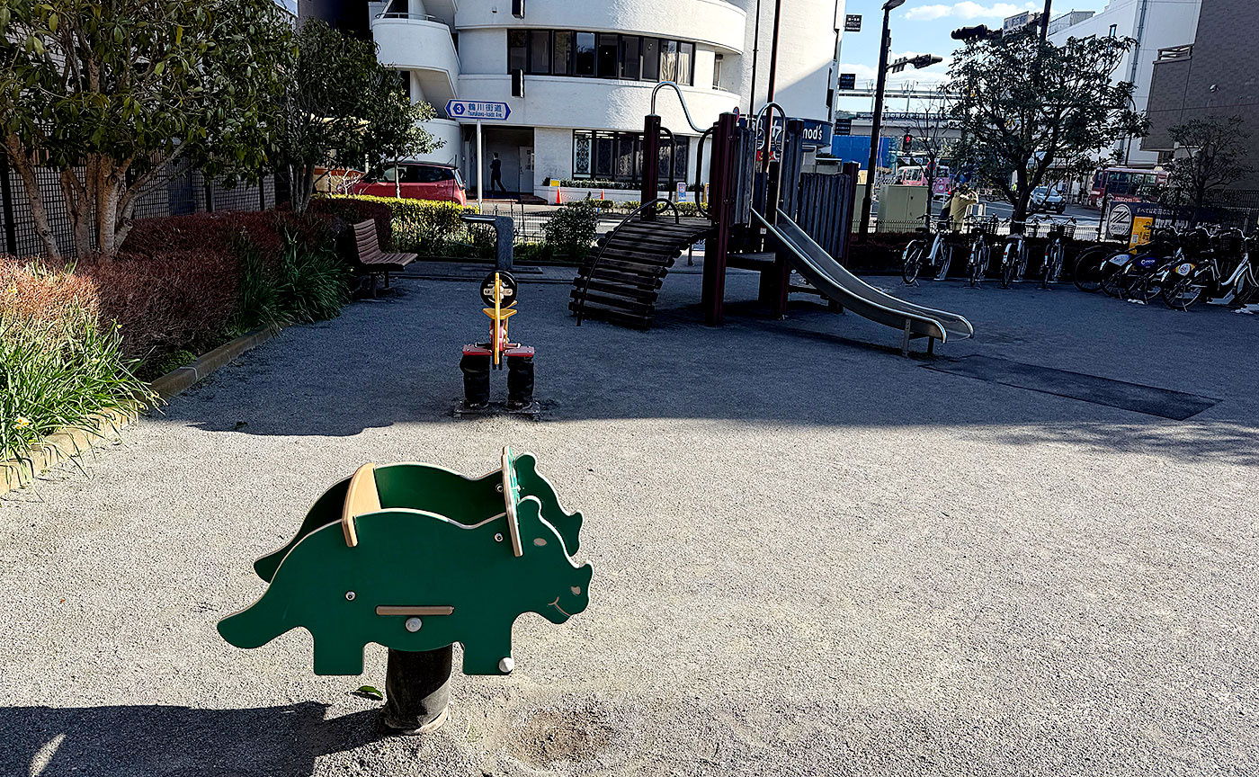 鶴川駅前みちのべ公園