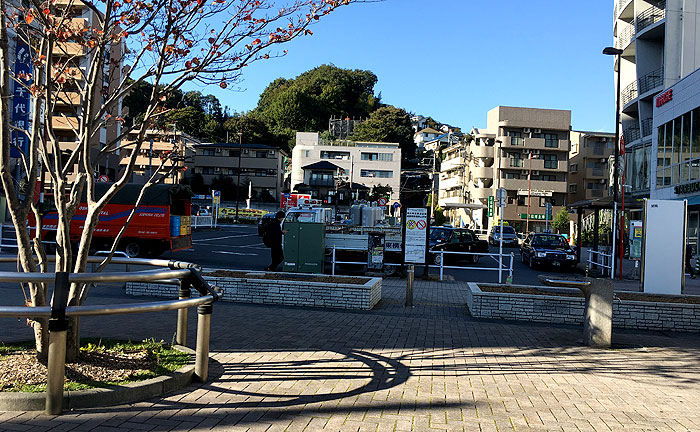 鶴川駅前やすらぎ公園