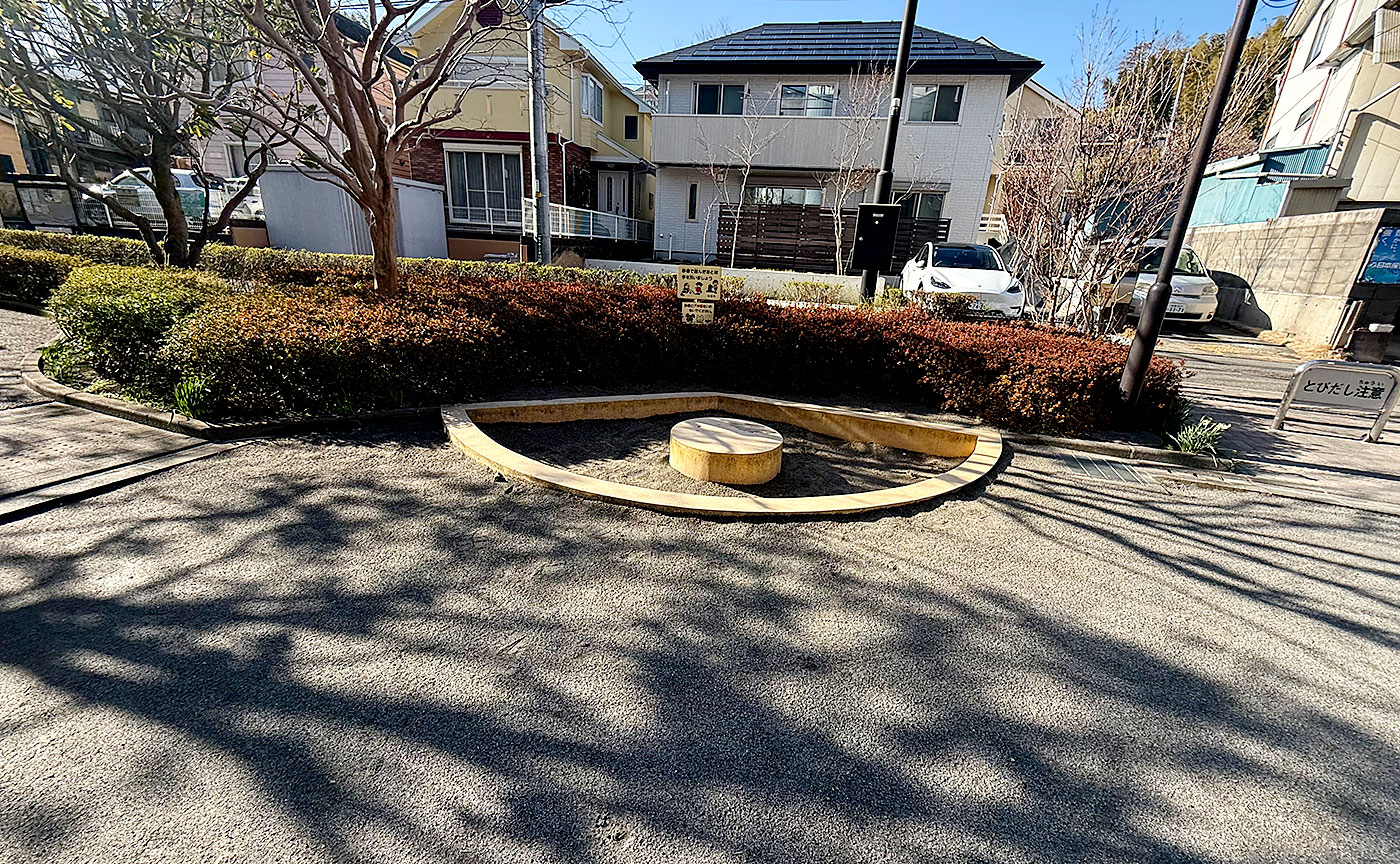 鶴川駅前みちのべ公園