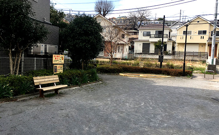 鶴川駅前みちのべ公園