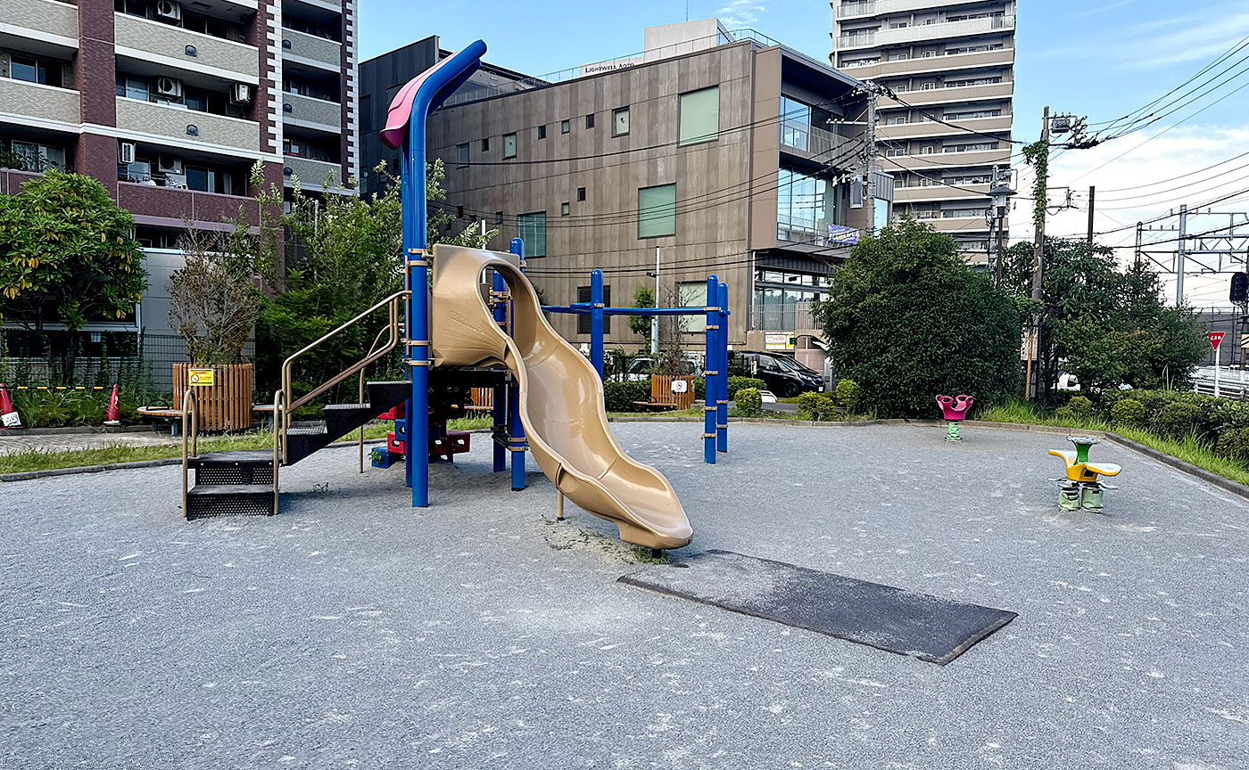 鶴川駅前五反田公園