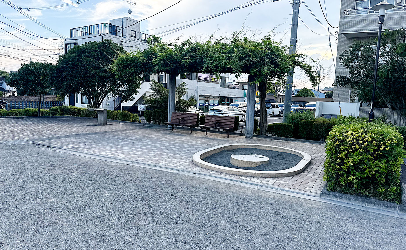 鶴川駅前五反田公園