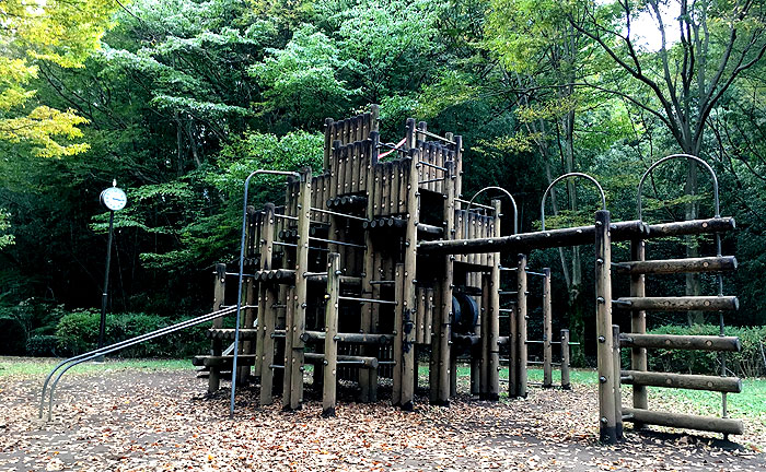 稲城中央公園の木製の複合遊具
